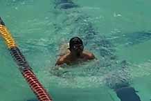選手が泳いでいる写真１