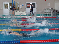 選手が泳いでいる写真1