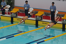 選手が泳いでいる写真1