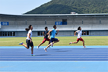 外部指導者による選手指導事業（陸上）の様子