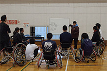 外部指導者による選手指導事業(車椅子バスケットボール)の様子